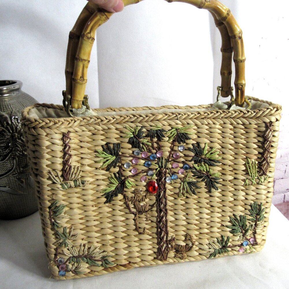 INCREDIBLEY SWEET STRAW BAG, BAMBOO HANDLES EXCELLENT CONDITION